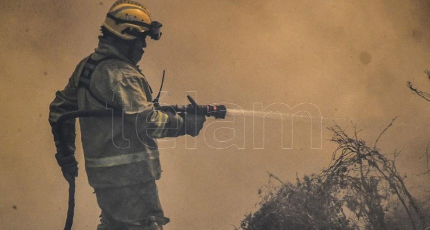 EL FUEGO LLEGÓ CERCA DEL PREDIO DE LA CONAE EN CÓRDOBA Y TRABAJAN PARA RESGUARDARLO