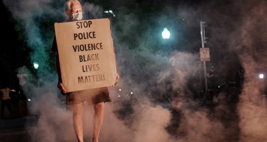 KENTUCKY: DOS POLICÍAS HERIDOS Y 127 DETENIDOS EN UNA PROTESTA ANTIRRACISTA