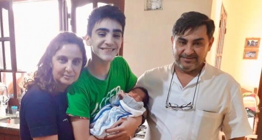 NACIO VALENTINO Y UN MEDICO DE MONTEROS  CON SU FAMILIA LO ALBERGAN HASTA QUE SUS PAPAS SE RECUPEREN DEL COVID 19 