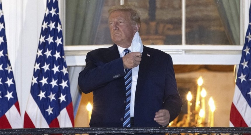 TRUMP FUE DADO DE ALTA Y SE QUITÓ EL BARBIJO PARA SALUDAR AL INGRESAR A LA CASA BLANCA