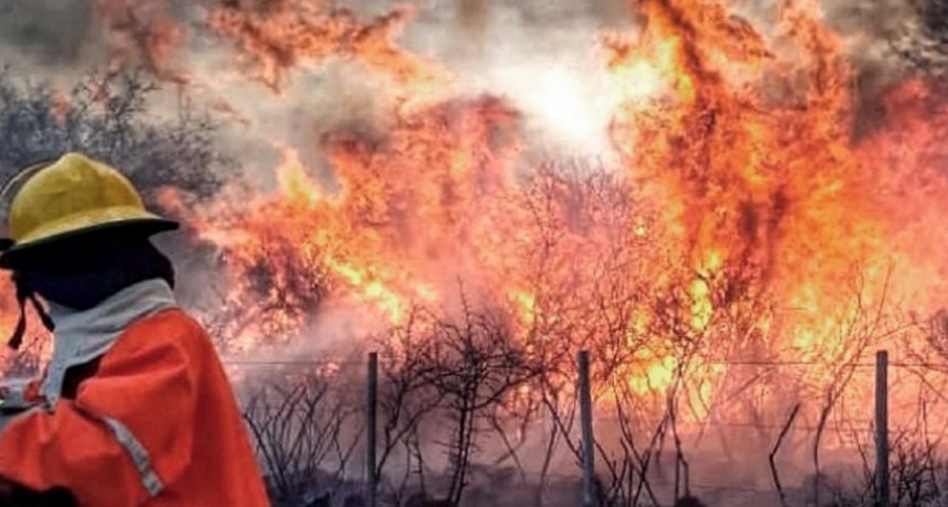 LOS INCENDIOS FORESTALES CONTINÚAN AVANZANDO EN EL VALLE DE PUNILLA Y NORTE DE CÓRDOBA