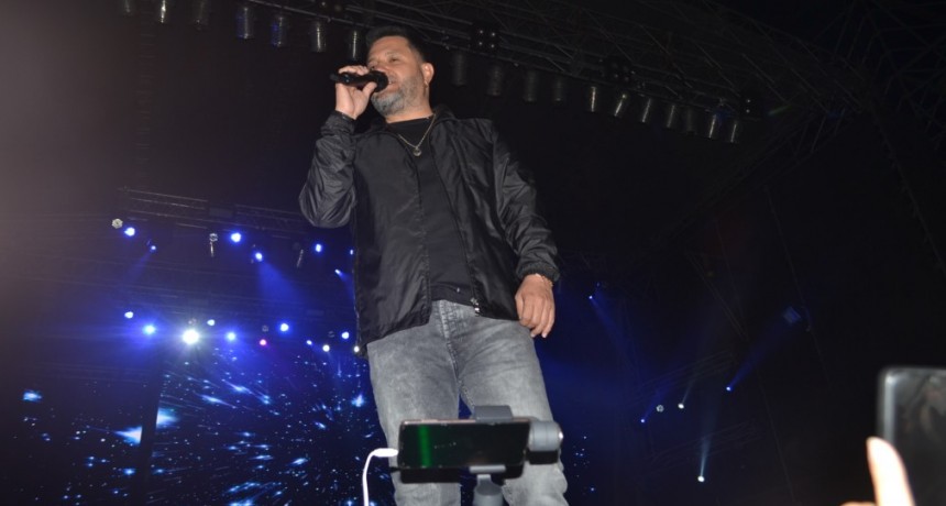 “PAPITO NO TE PODÉS PARAR ASI” LO PIROPIÓ A LOS GRITOS UNA FANS 