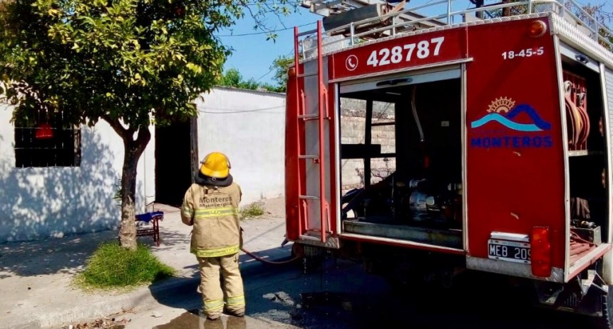CUATRO MUJERES BOMBERO SOFOCARON UN SINIESTRO 