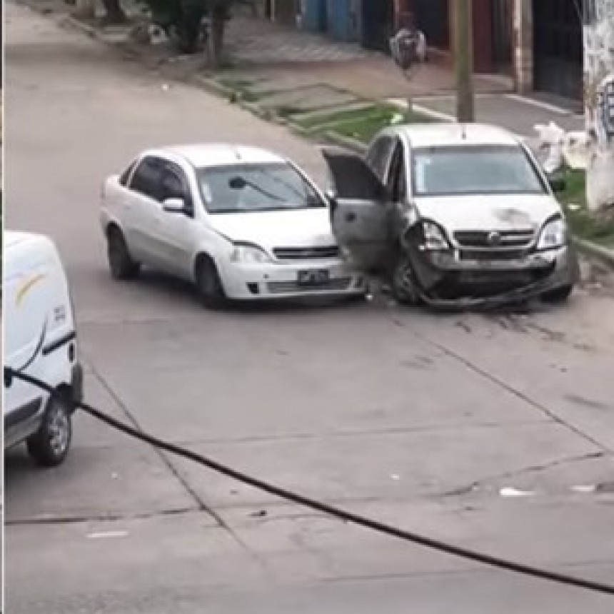 Choco 14 veces el auto de su ex pareja