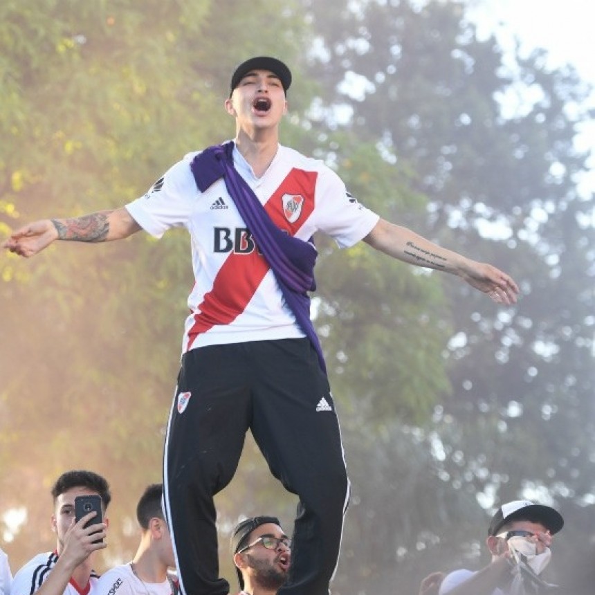 Miles de hinchas y socios de River recibieron al plantel como campeones 