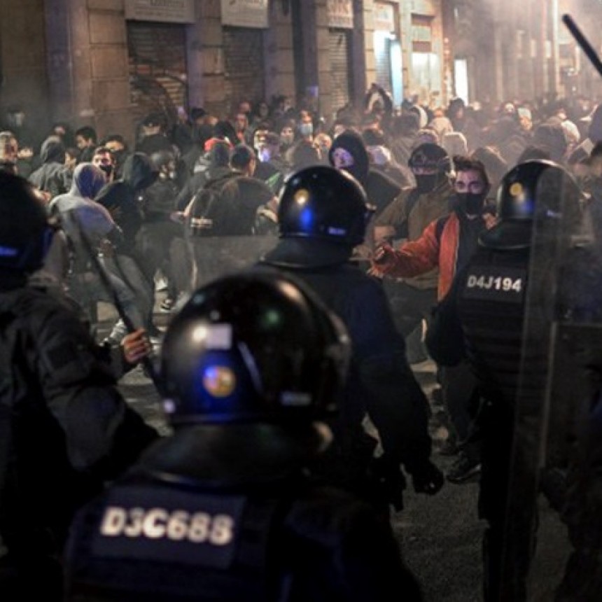 ESPAÑA: DECENAS DE DETENIDOS DURANTE LAS PROTESTAS POR LAS RESTRICCIONES