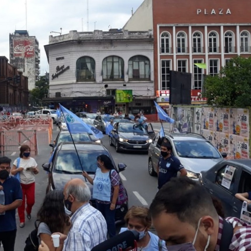  UNA MULTITUD DE DOCENTES COPÓ LAS CALLES PARA HACER OÍR SU RECLAMO DE AUMENTO SALARIAL