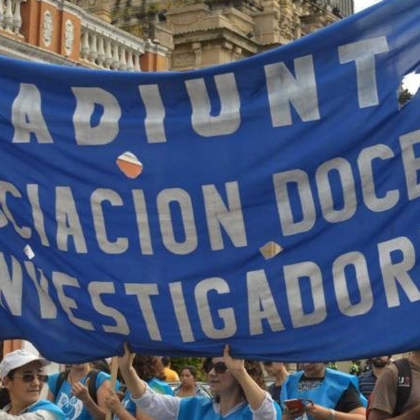 DOCENTES UNIVERSITARIOS REALIZAN UN PARO DE 24 HORAS
