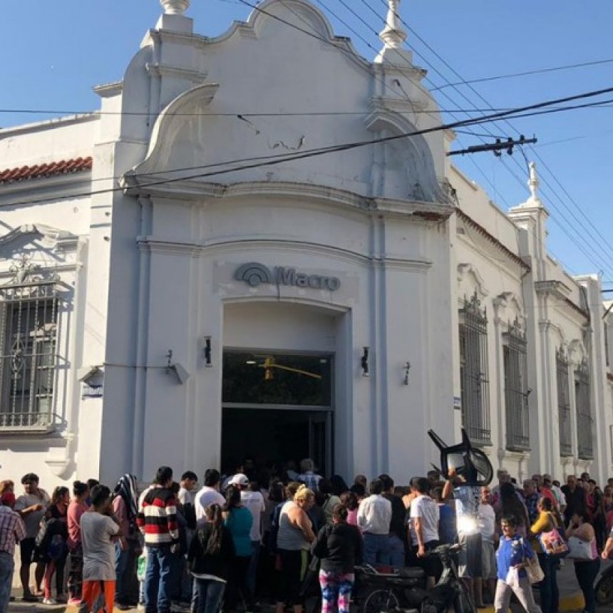 EL BONO EXTRAORDINARIO HACE DESBORDAR LOS BANCOS
